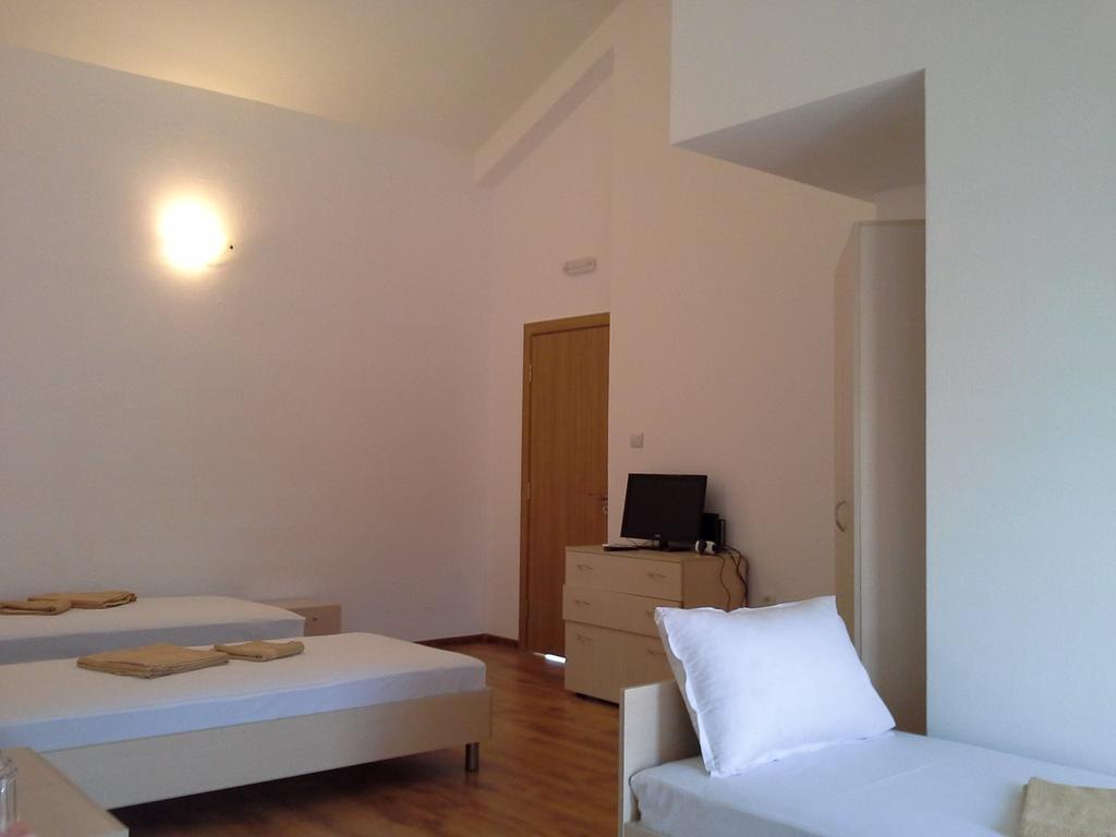 The White House Hostel Karlovo Exterior photo