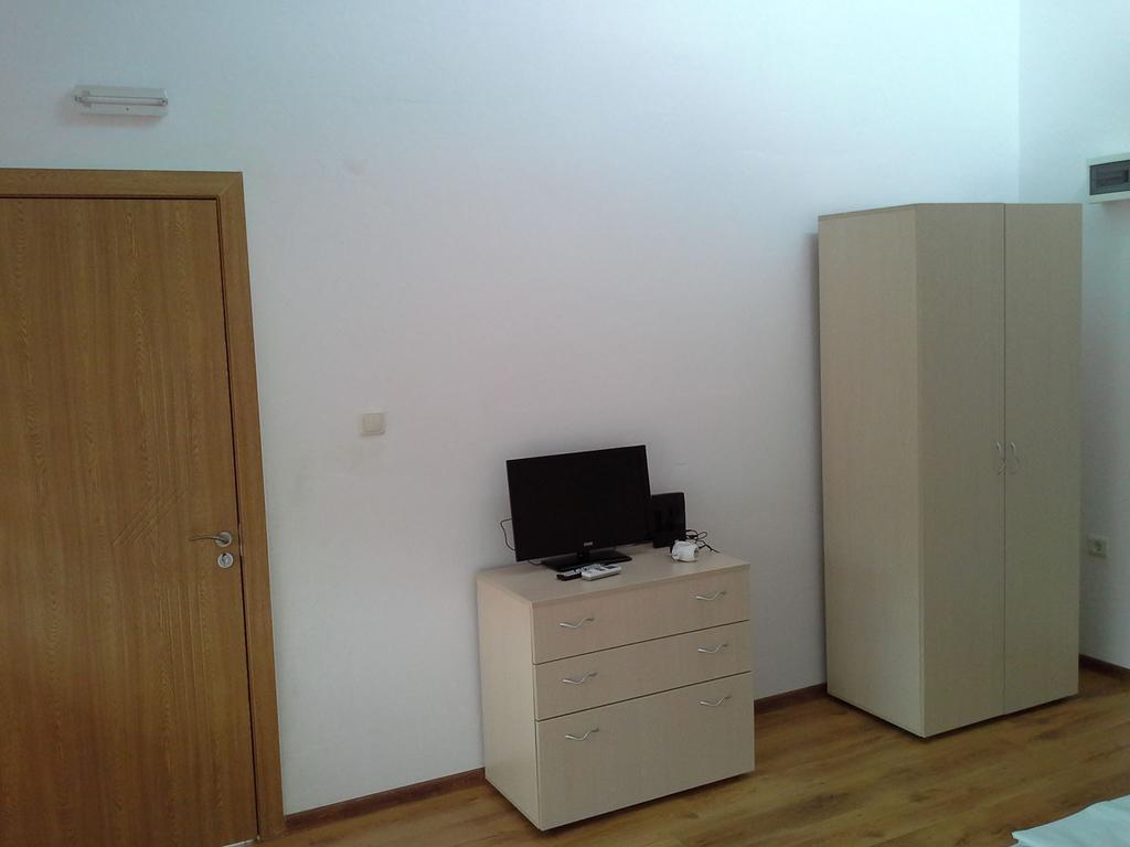 The White House Hostel Karlovo Exterior photo