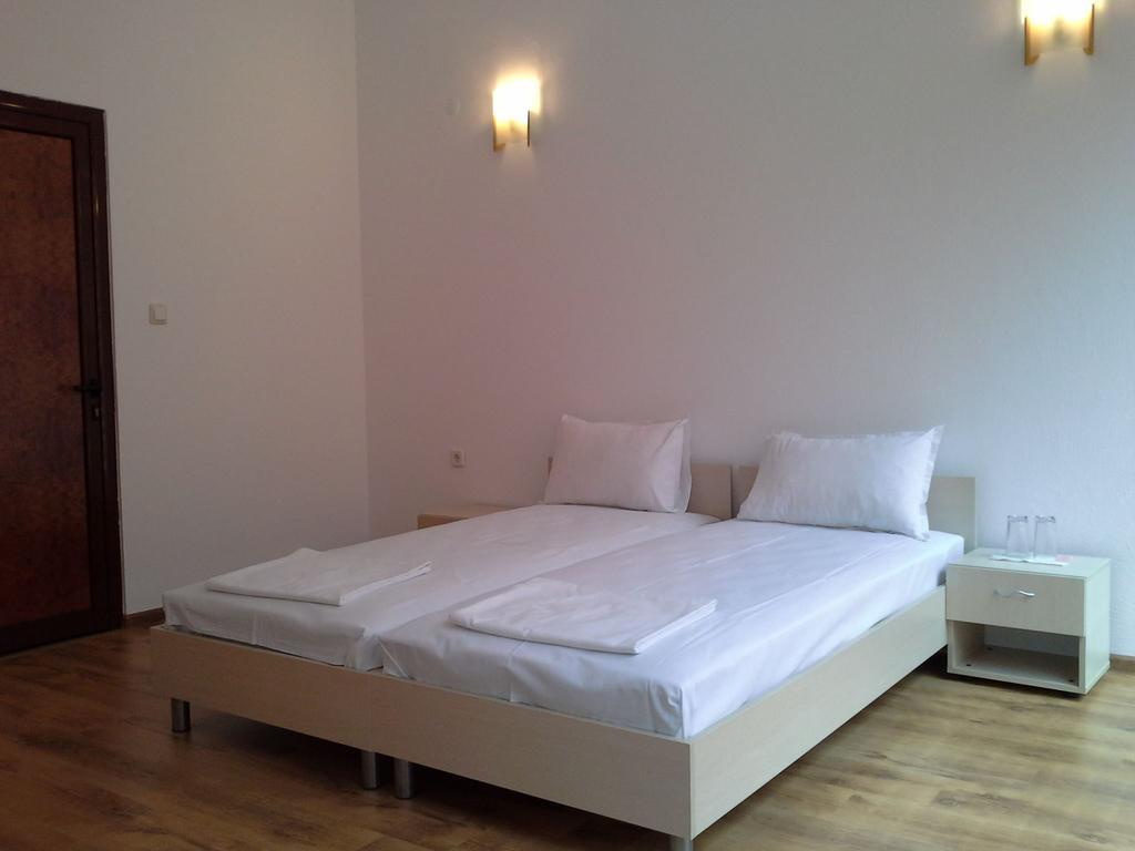 The White House Hostel Karlovo Room photo